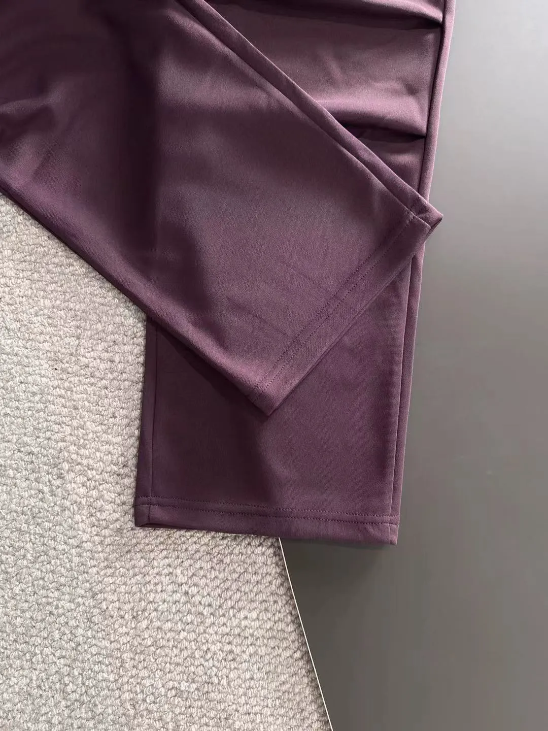 Next day shipment P360 Stone lsland/Stone Island Exclusively launches 25ss autumn and winter new high-quality trousers. Compare real-life details at will. Craftsmanship that ordinary small workshops cannot copy. Top-level ZP development. Unique imported fabric feel. Purely imported German machine production. Precision operation. Ten thousand needle density. A pair of trousers with rich details. You can see the development strength. A full set of new accessories are customized simultaneously. Simple yet elegant. Soft, delicate and comfortable. The upper body is versatile and fashionable. A perfect choice for autumn and winter, a must-have item. Sizes: M to 3XL (please state your height and weight when placing an order)